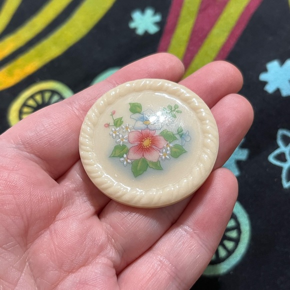 VTG Cottagecore Signed Avon Spring Bouquet Floral Porcelain Costume Brooch - Picture 3 of 5